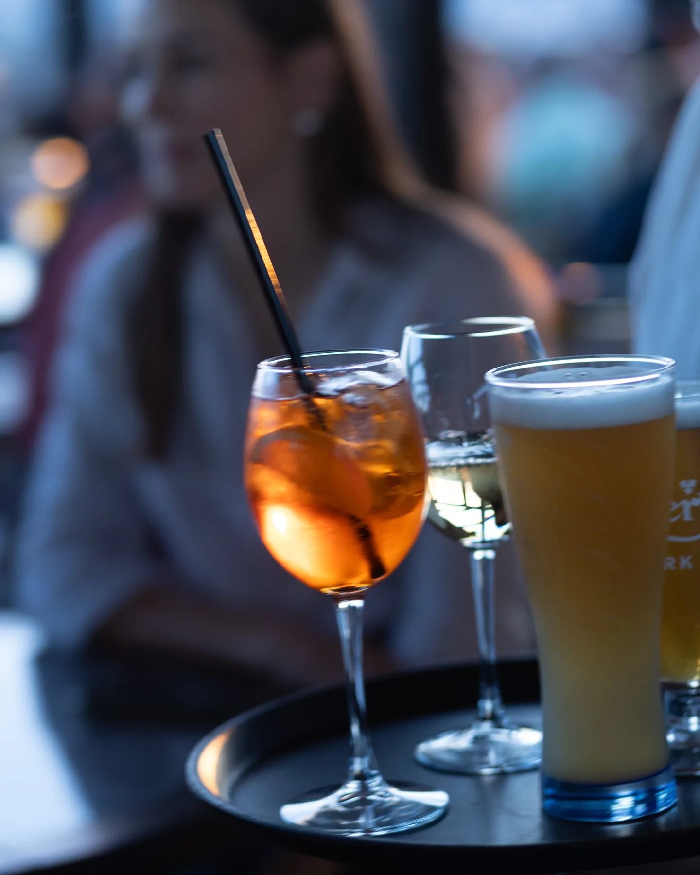 Servis tepsisinde aperol ve bira