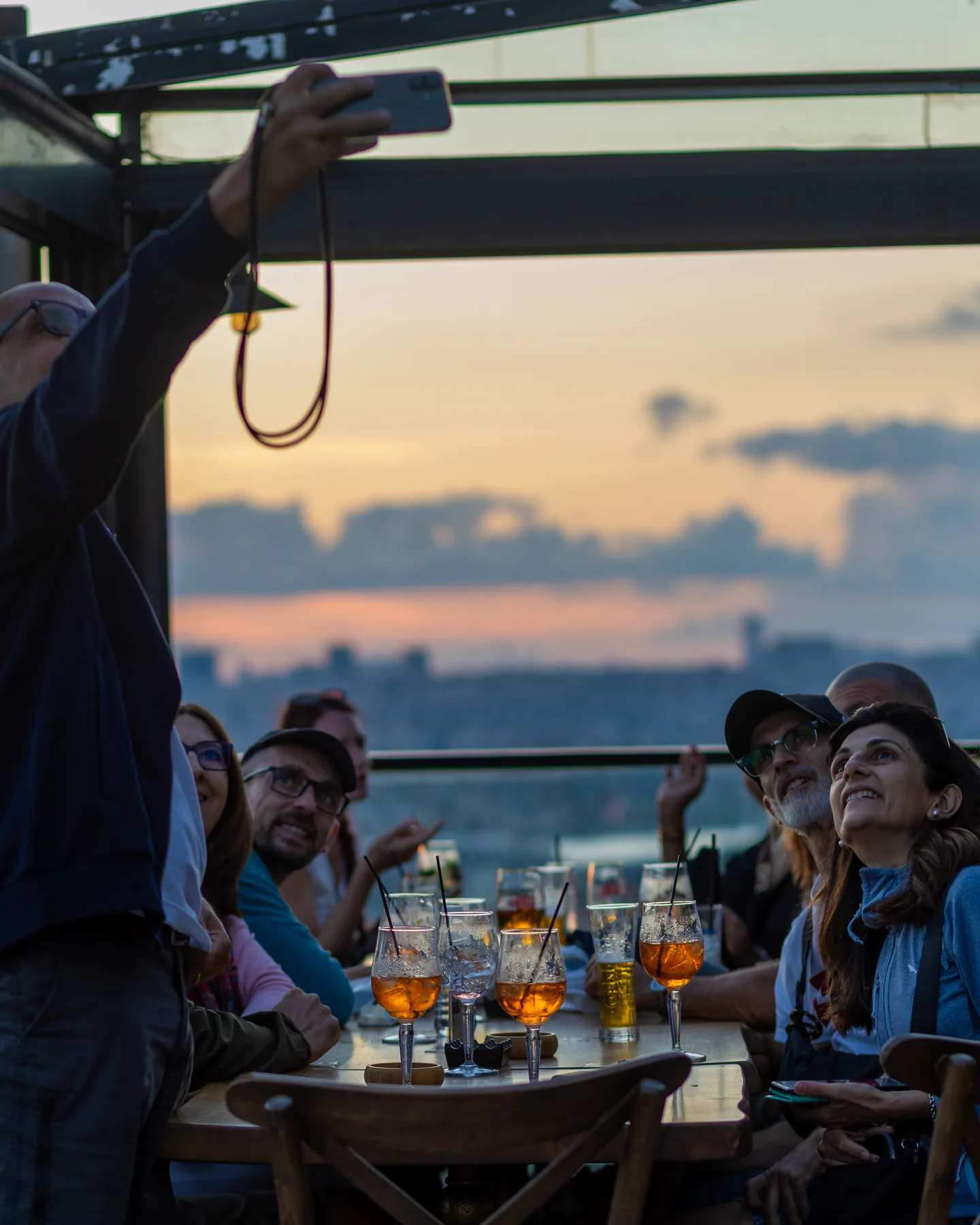 Balkon’da kalabalık bir masa telefona poz verirken