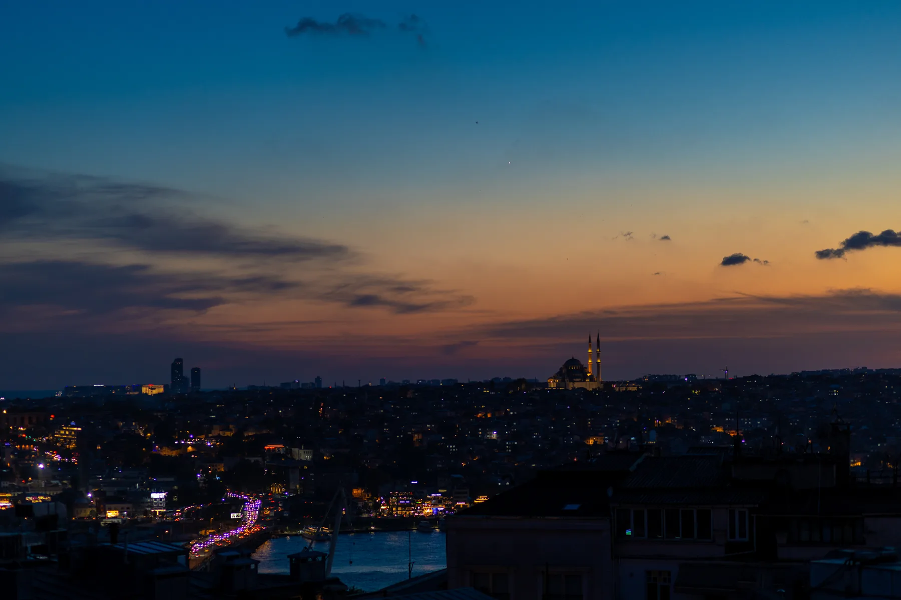 Balkon’dan gece İstanbul silueti ve Süleymaniye
