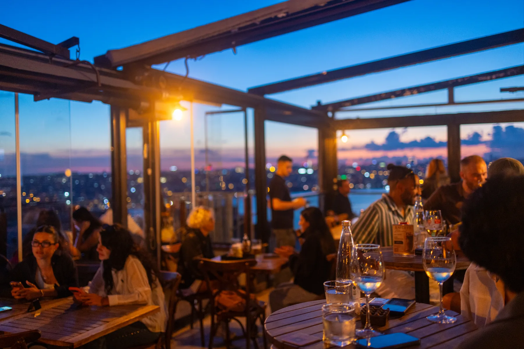 Mavi saatte dolu Balkon terası ve İstanbul’un ışıkları