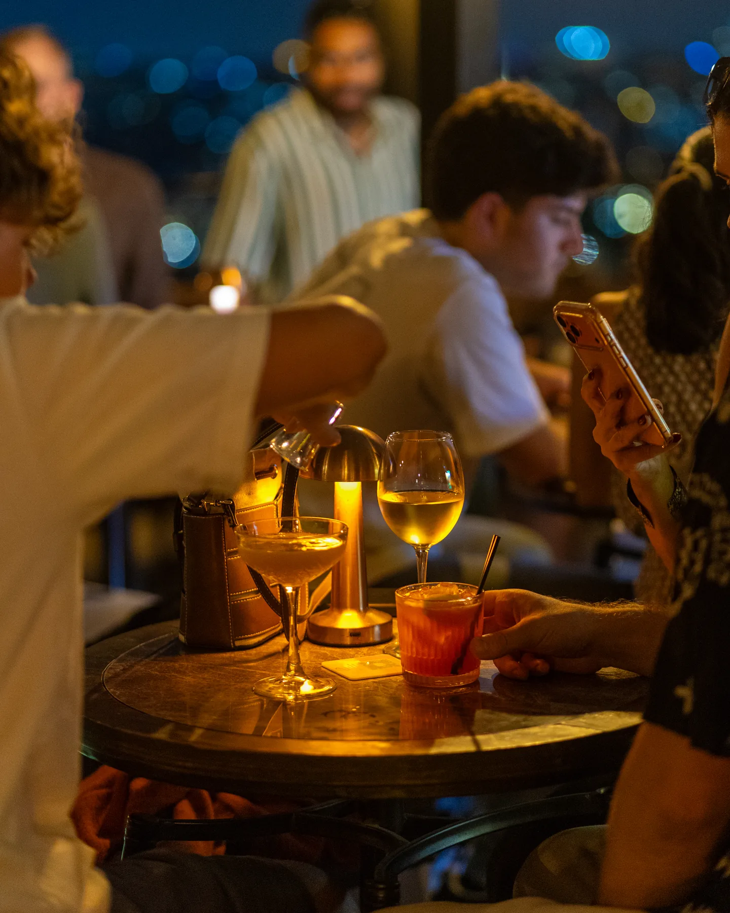 Gece Balkon’da mum ışığında kokteyller
