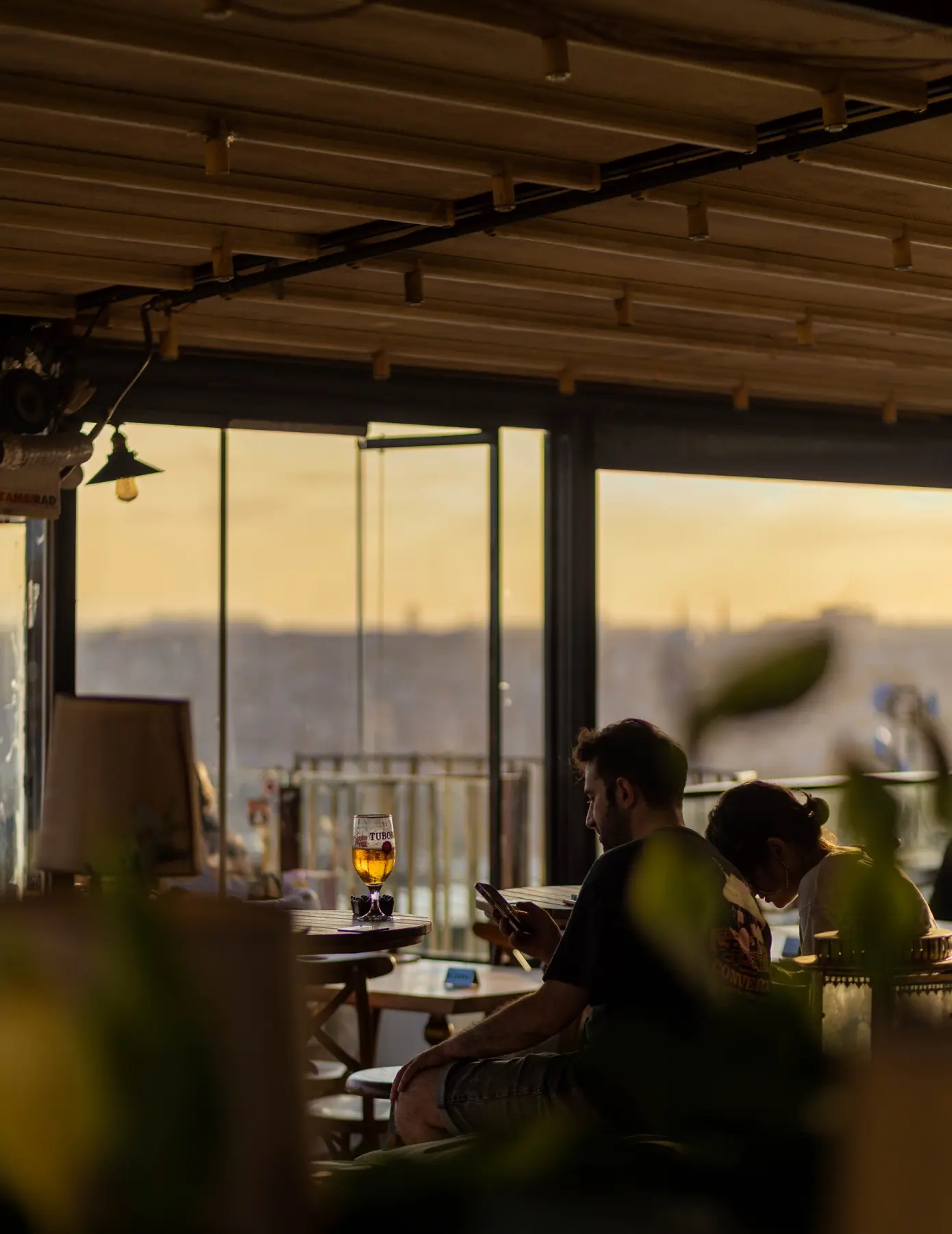 Balkon'un gün batımı saatindeki iç mekânı