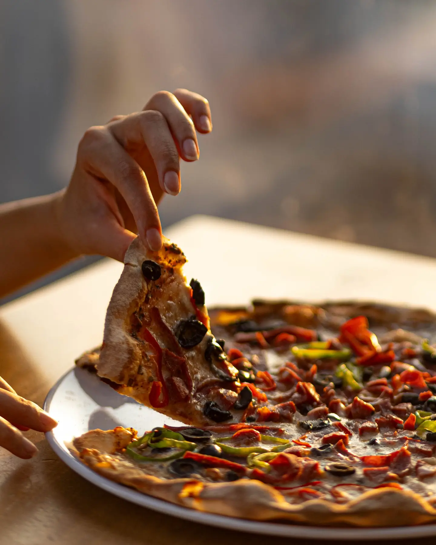 Balkon'da servis edilen pizzadan bir dilim alınırken