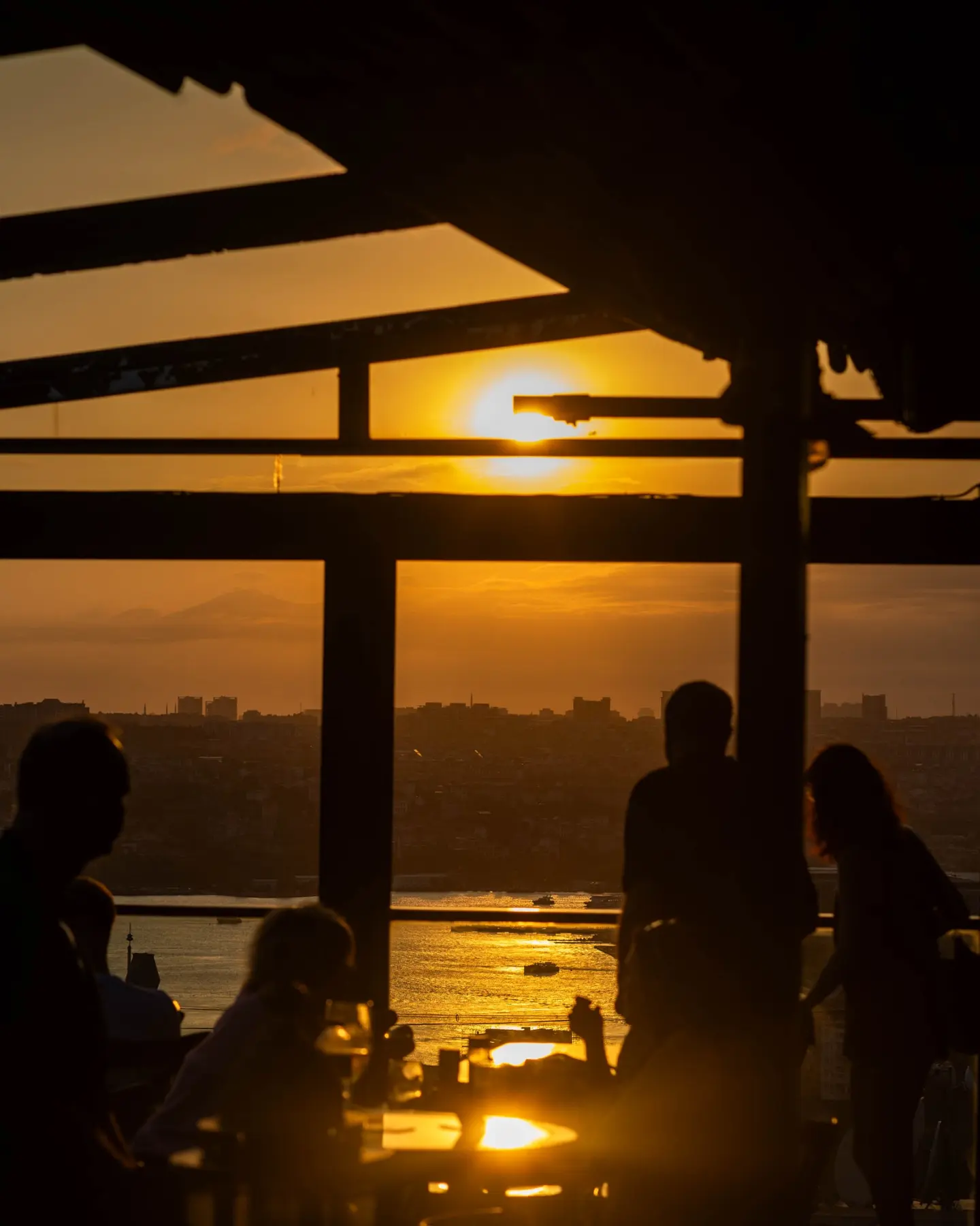 Balkon Beyoğlu'nda İstanbul manzarasına karşı gün batımı