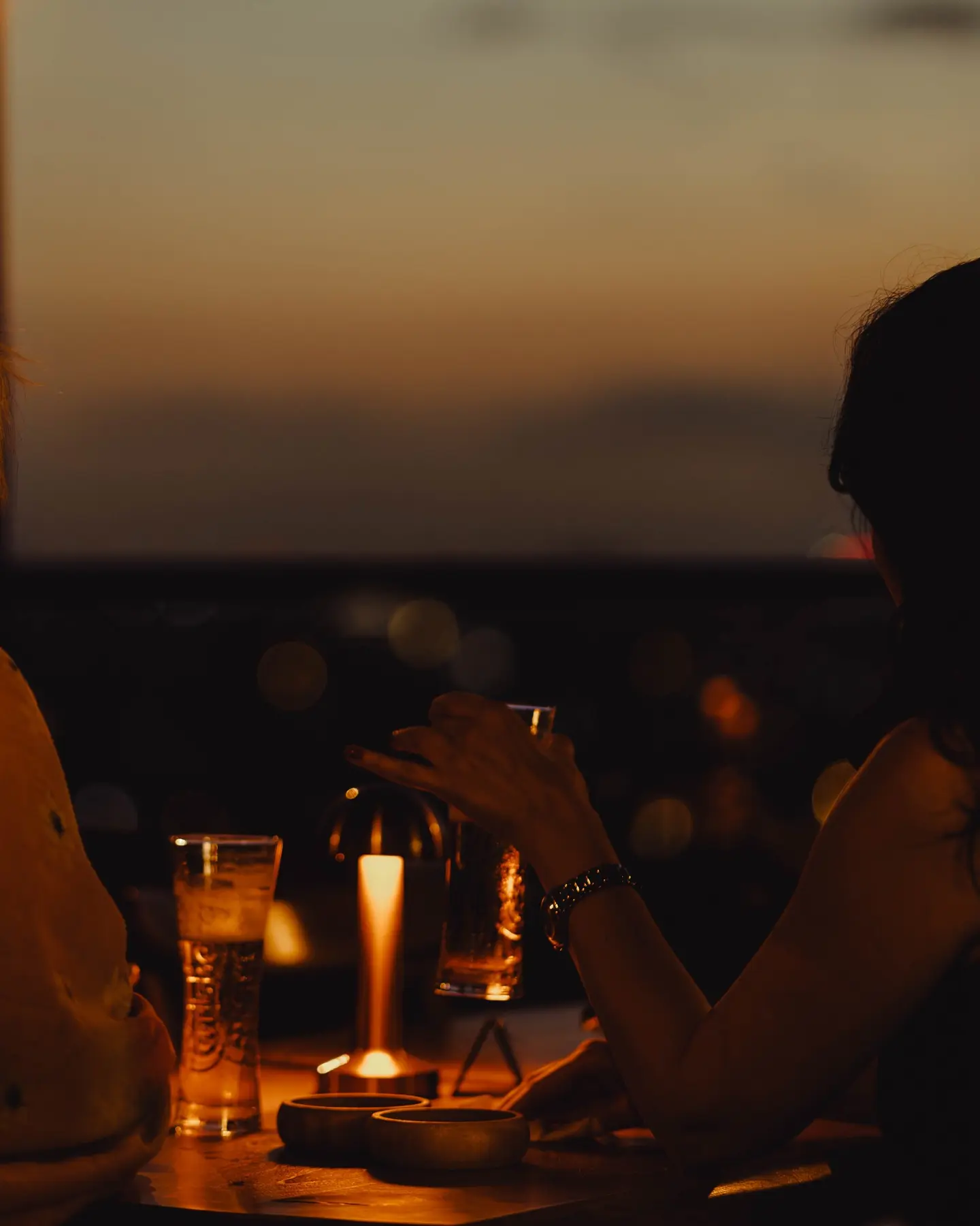 Balkon'da gece masasında sohbet eden misafirler