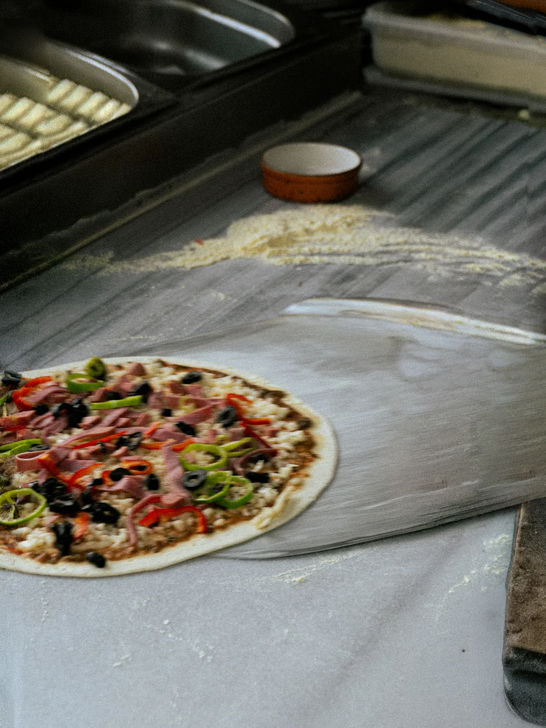 Malzemeler dizilmiş pizza