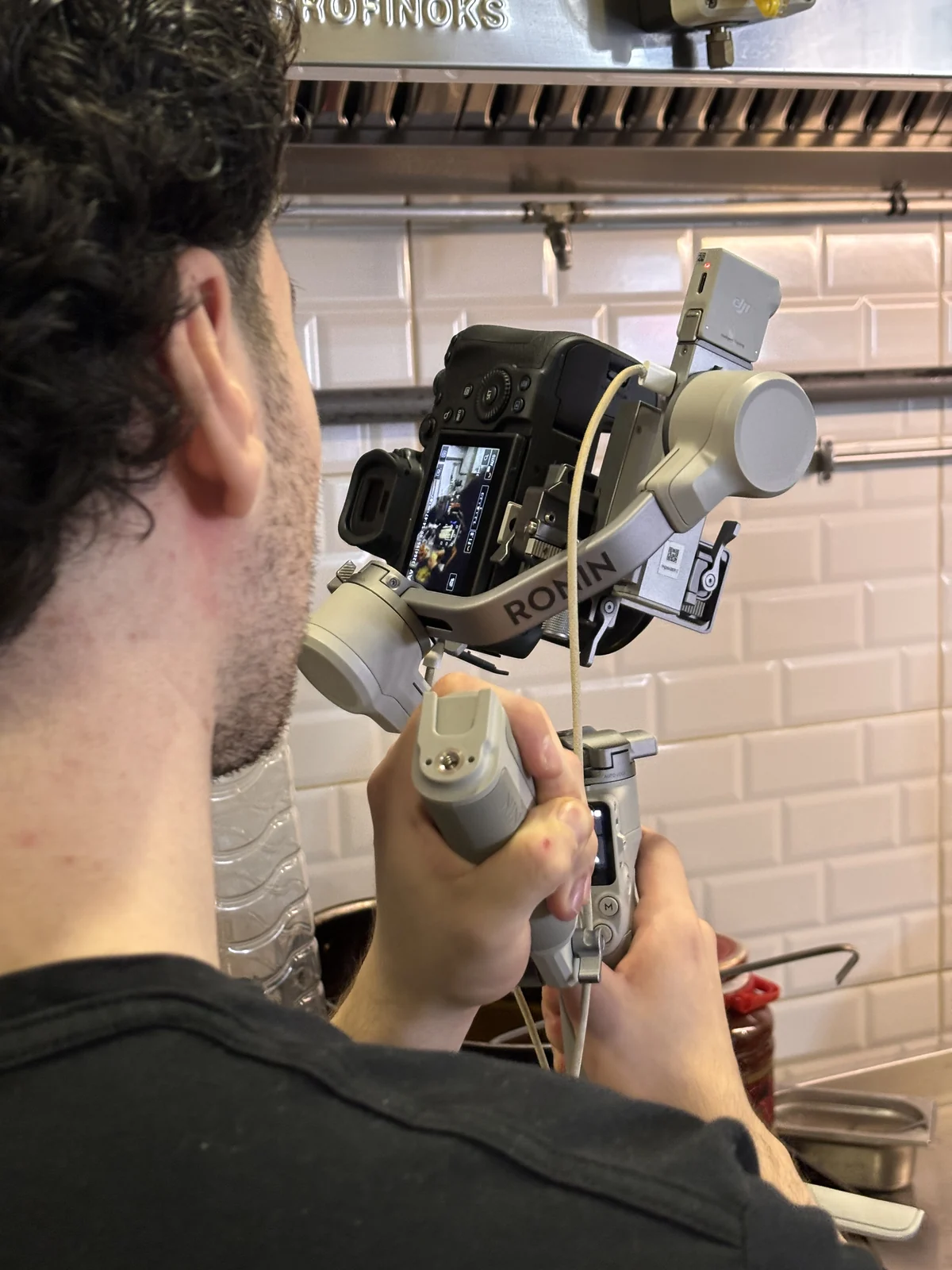 Gimbal üzerindeki kamerayla mutfakta çekim