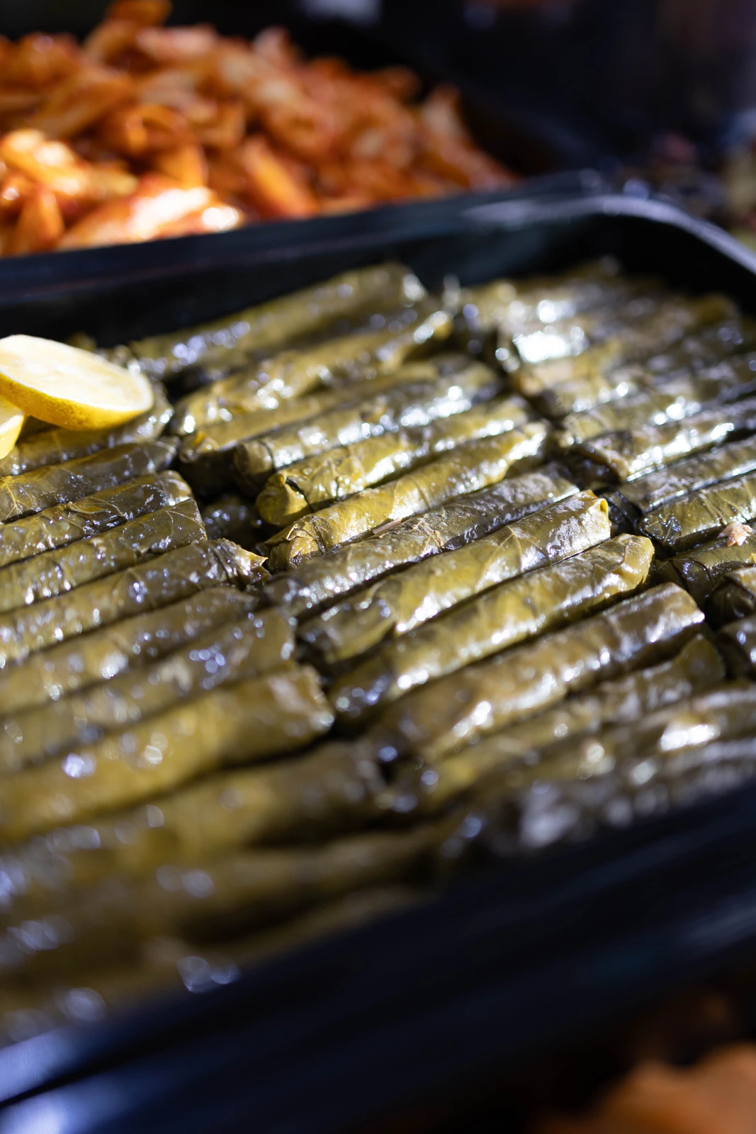 Limon dilimleriyle dizilmiş yaprak sarma