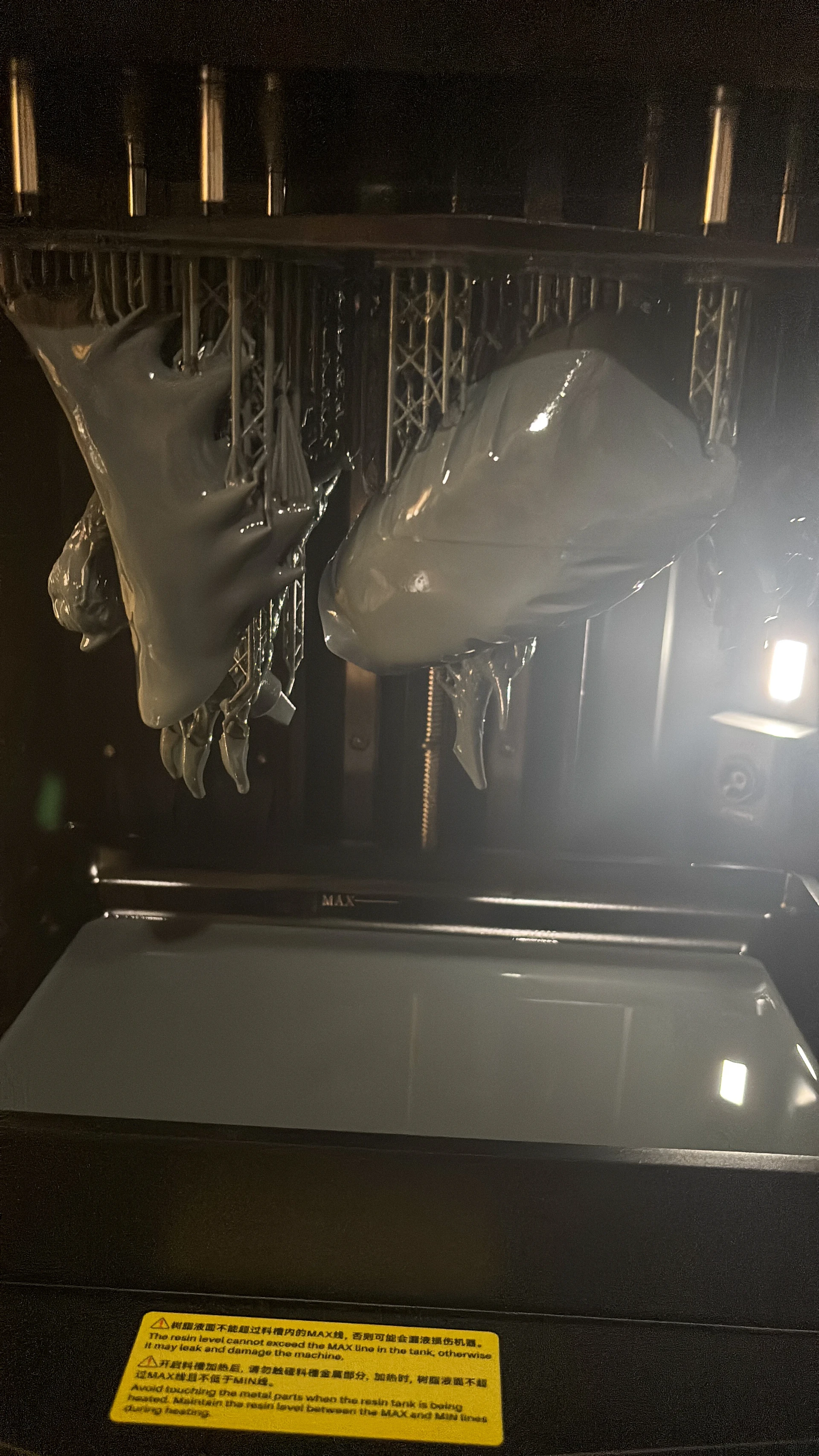 Reçine yazıcının tablasında baskıdan yeni çıkmış parçalar